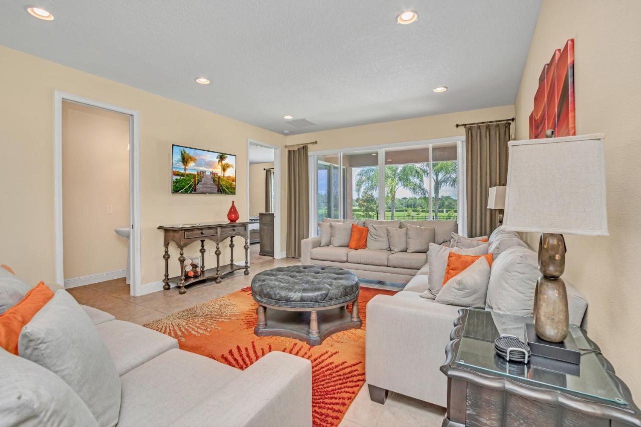 Modern Villa wPrivate Pool and Air Hockey Table - Chambres d’hôtes Orlando