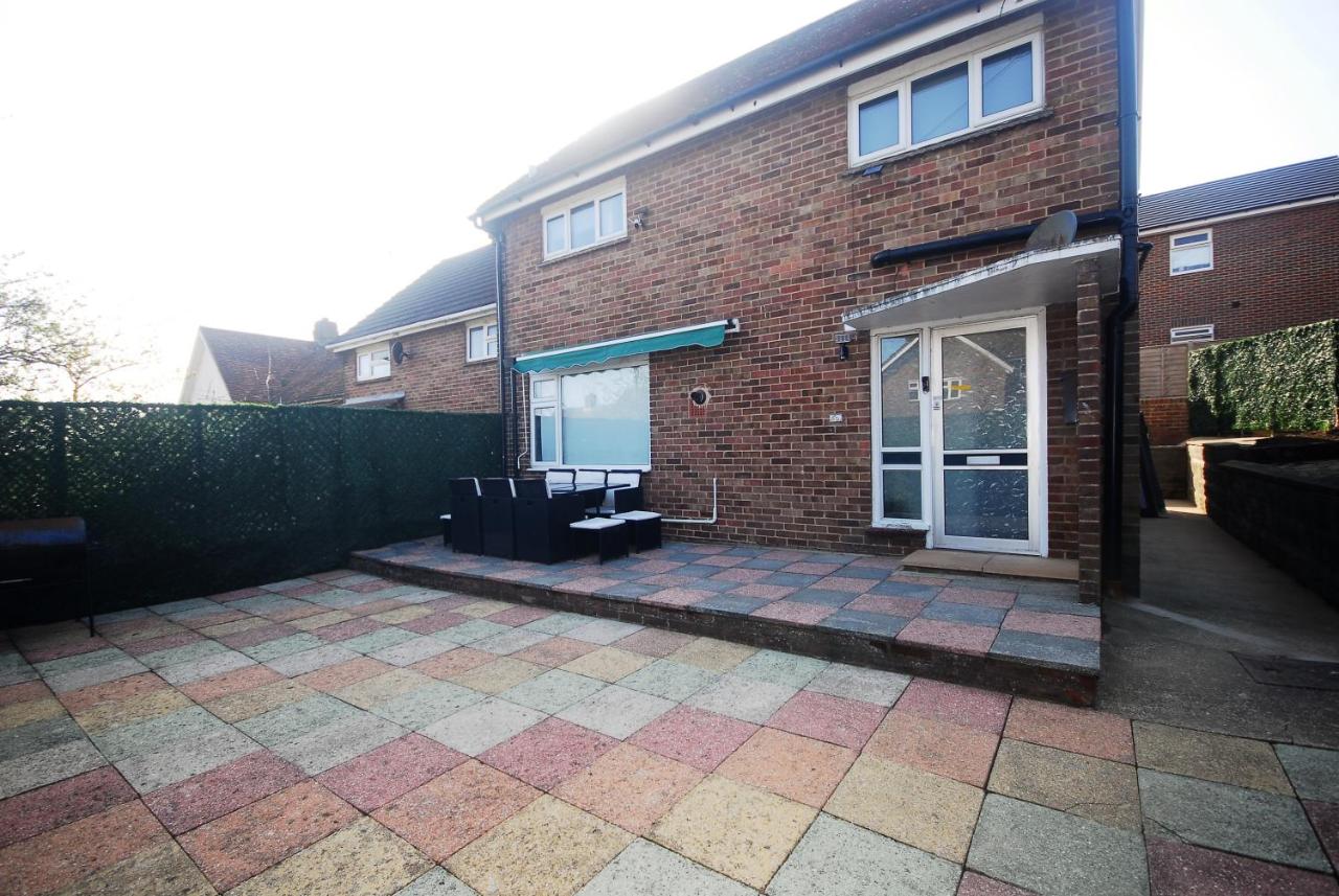 Family Holiday Home with Hot Tub & Sauna Sleeps 8 - Chambres d’hôtes Brighton