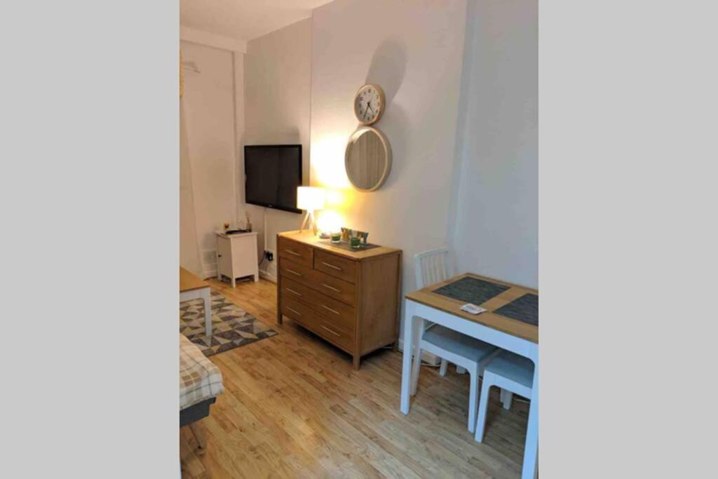 Cozy 1BR Apt Cardiff Bay Great Value Stay - Bed and Breakfast Cardiff