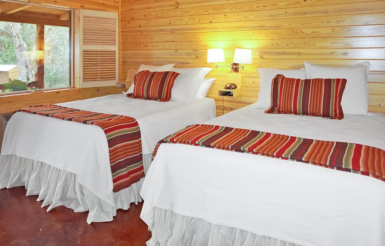 B&B Wimberley - Wimberley Log Cabins Resort and Suites- Unit 7 - Bed and Breakfast Wimberley