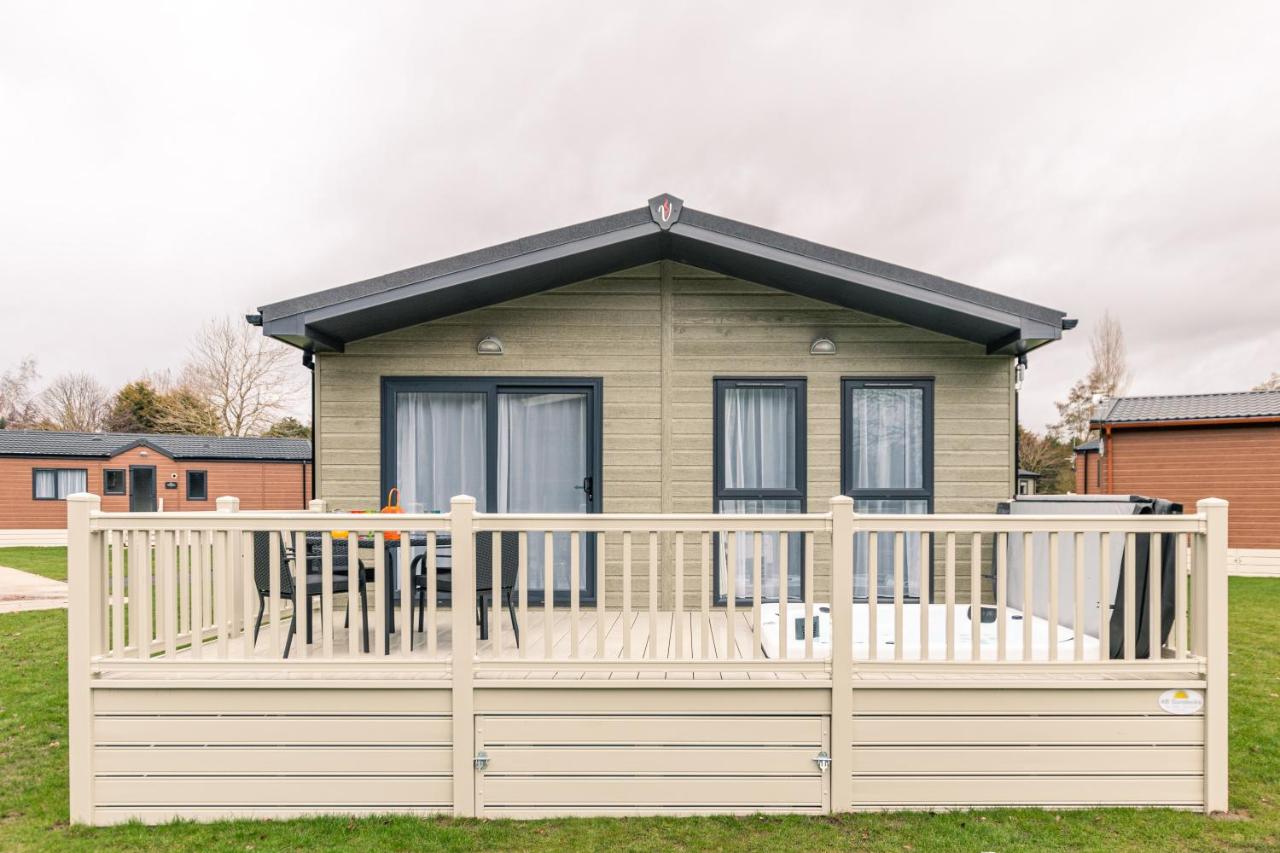 Honeysuckle Lodge with Hot Tub - Ferienwohnung