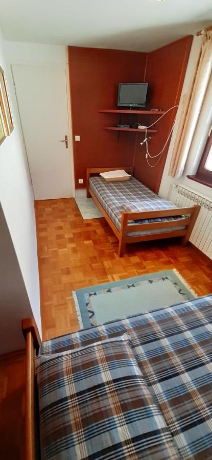 Camera Doppia con Letti Singoli e Bagno in Comune