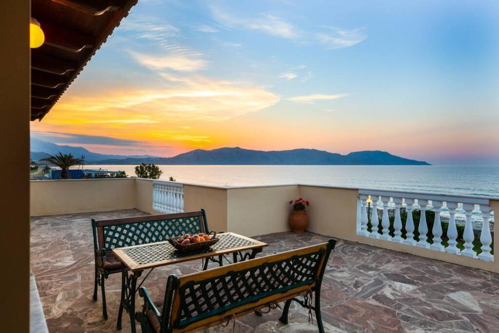 B&B Chionato - Effie Beach Front Apartment with Pool - Bed and Breakfast Chionato