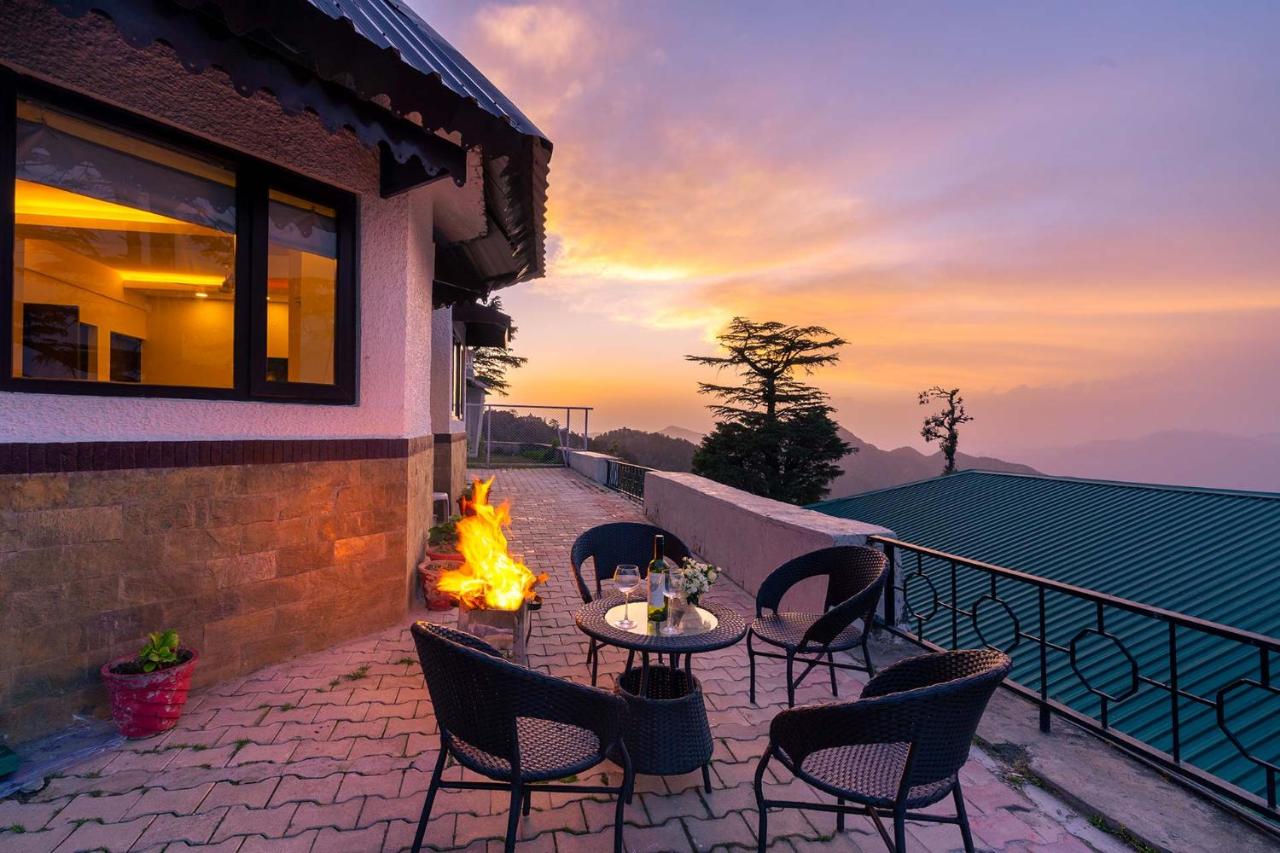 B&B Masuri - StayVista at Cottage in the Clouds with Heater & Bonfire - Bed and Breakfast Masuri