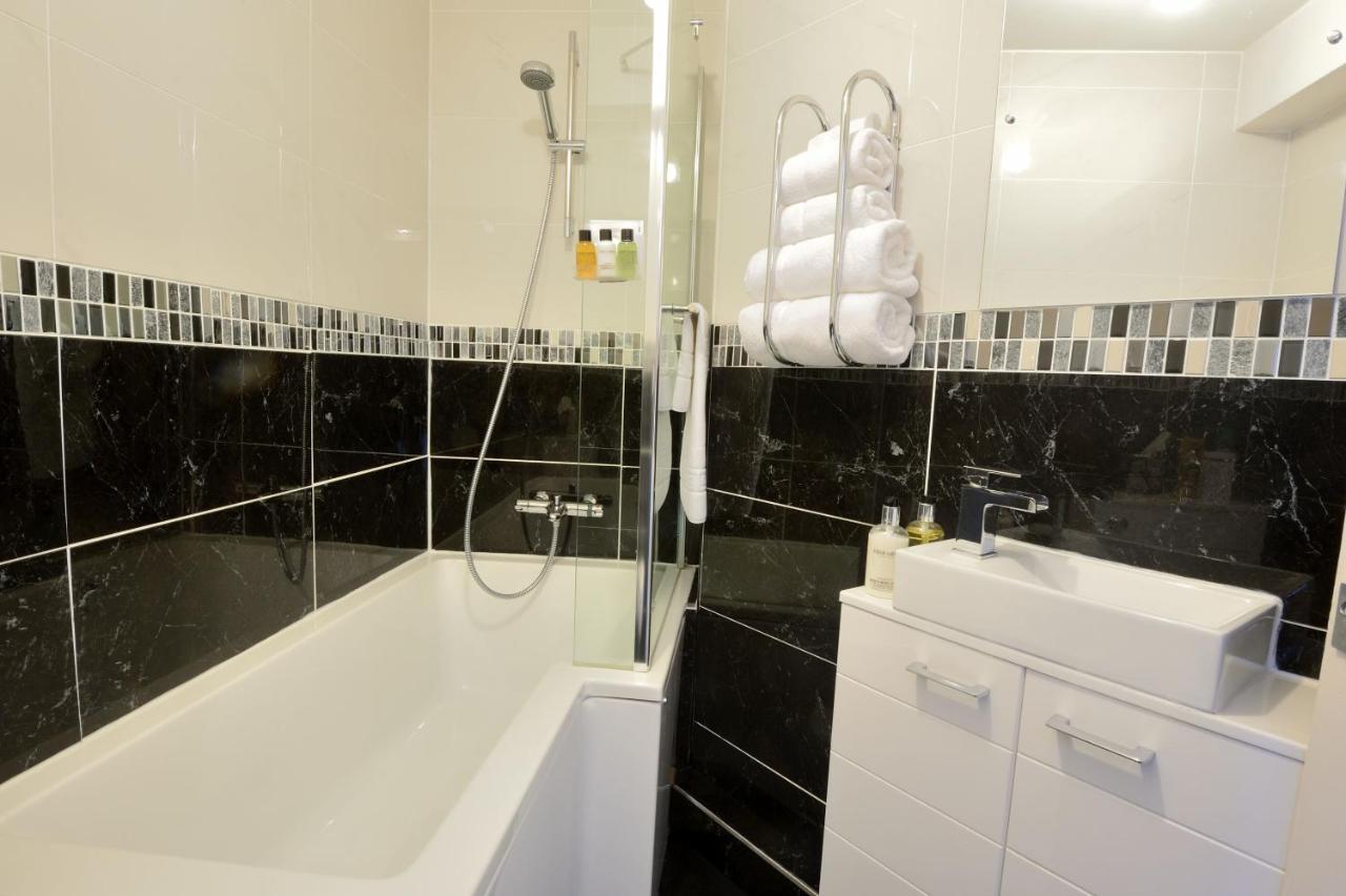 Deluxe Super King Room with Bath- Dog Friendly
