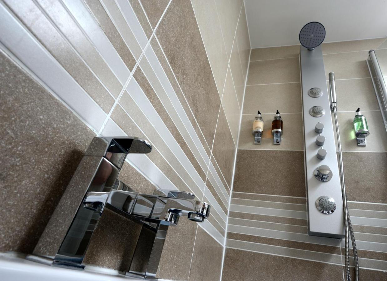Super King or Twin Room with Bath - Dog Friendly
