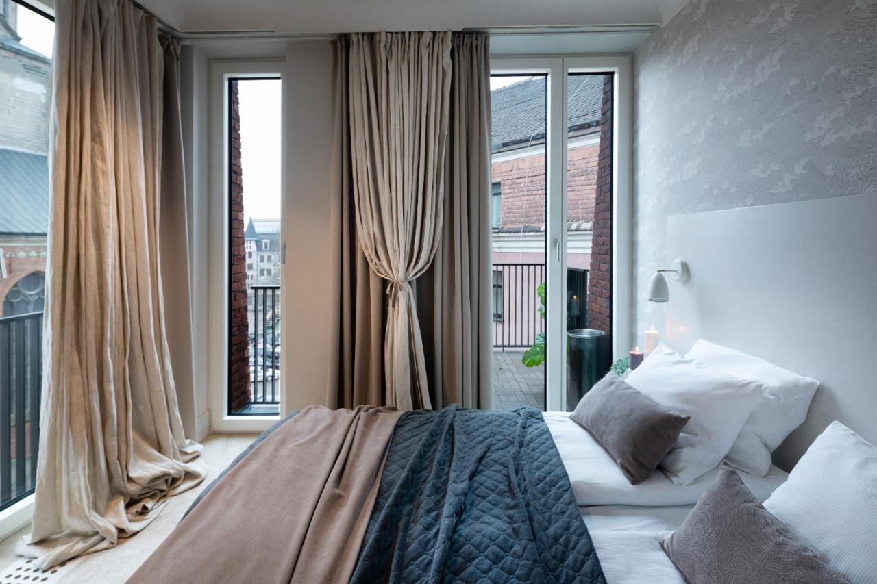 Suite con cama grande y balcón