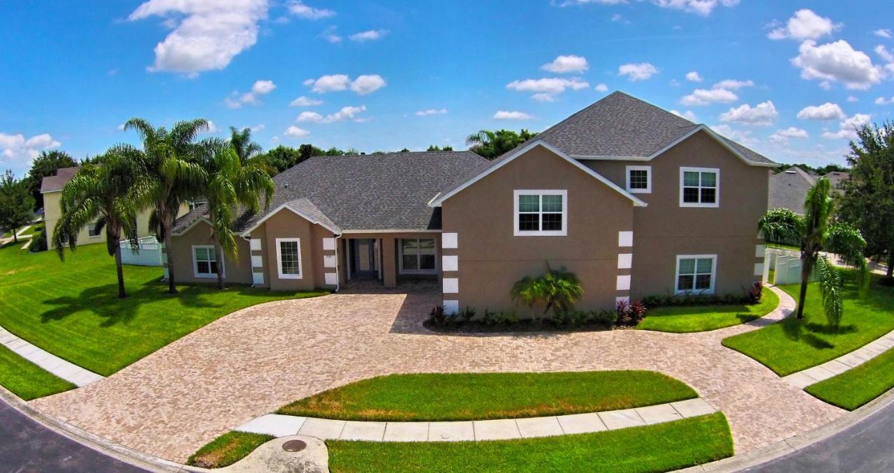 Mickeys Atlantis - Luxury 8BR Mansion Oasis Pool Hot Tub Outdoor Kitchen Home Theater, Game Room & More! 2 Miles to Disney - Ferienwohnung Orlando