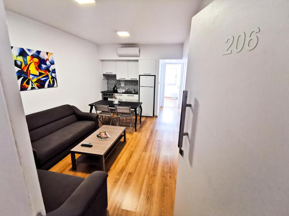 Daze Off Central Apartment, 300m to the Finikoudes Beach - B&B