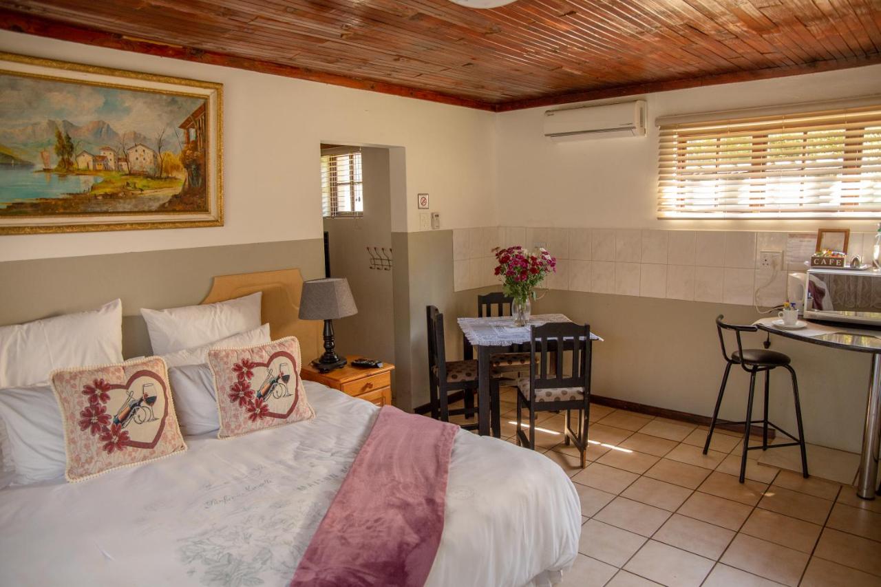 Studio Cottage with Kitchen