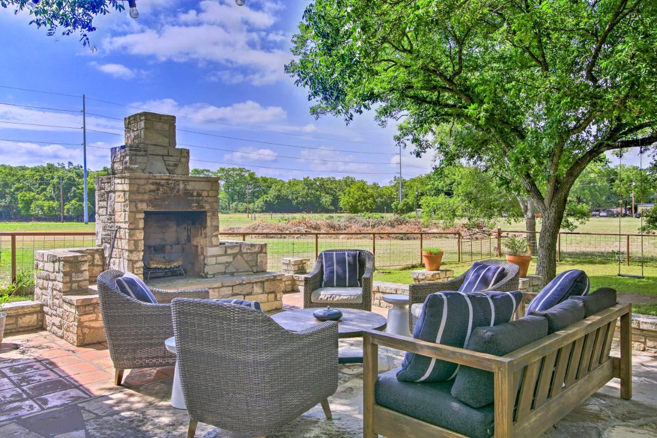 Beautiful Hill Country Cottage - Walk to Downtown! - B&B