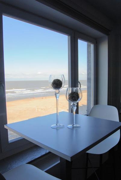 Modern appartement op de zeedijk met 2 slaapkamers te Oostende - B&B Ostend