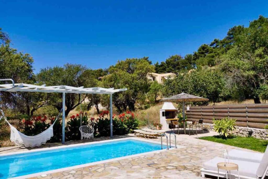 Sea Breeze Apartments - n.1 with private pool - B&B