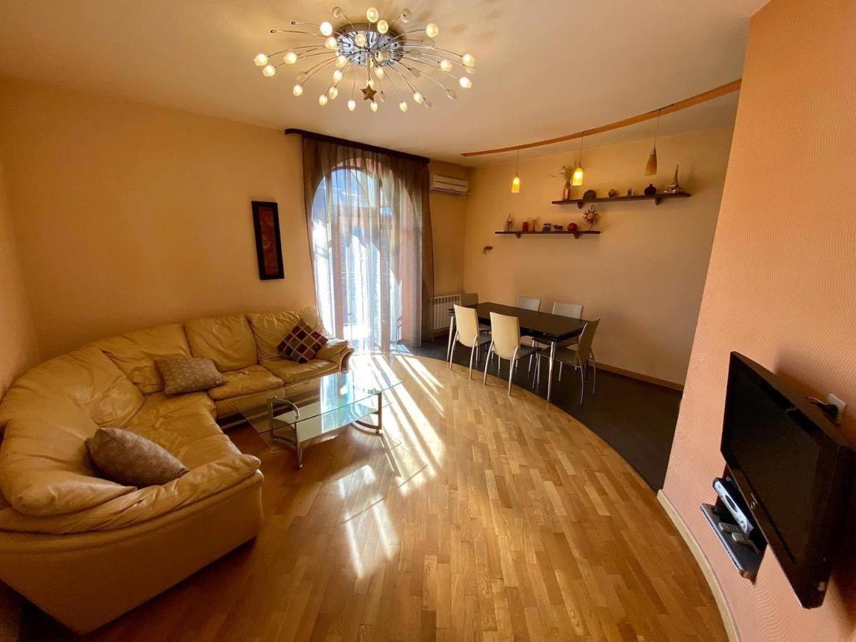 City center cute flat 3 rooms - Chambres d’hôtes Erevan