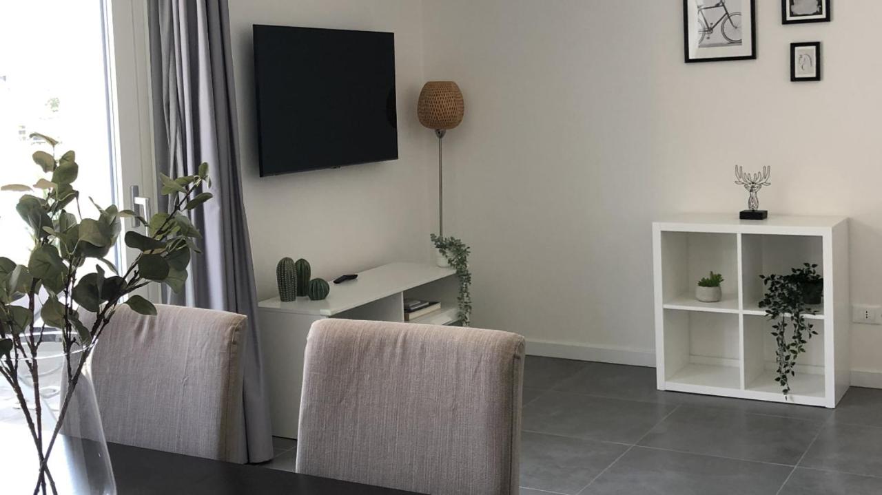 *CENTRAL LAKESIDE APT*Swimming Pool & Free Parking - B&B