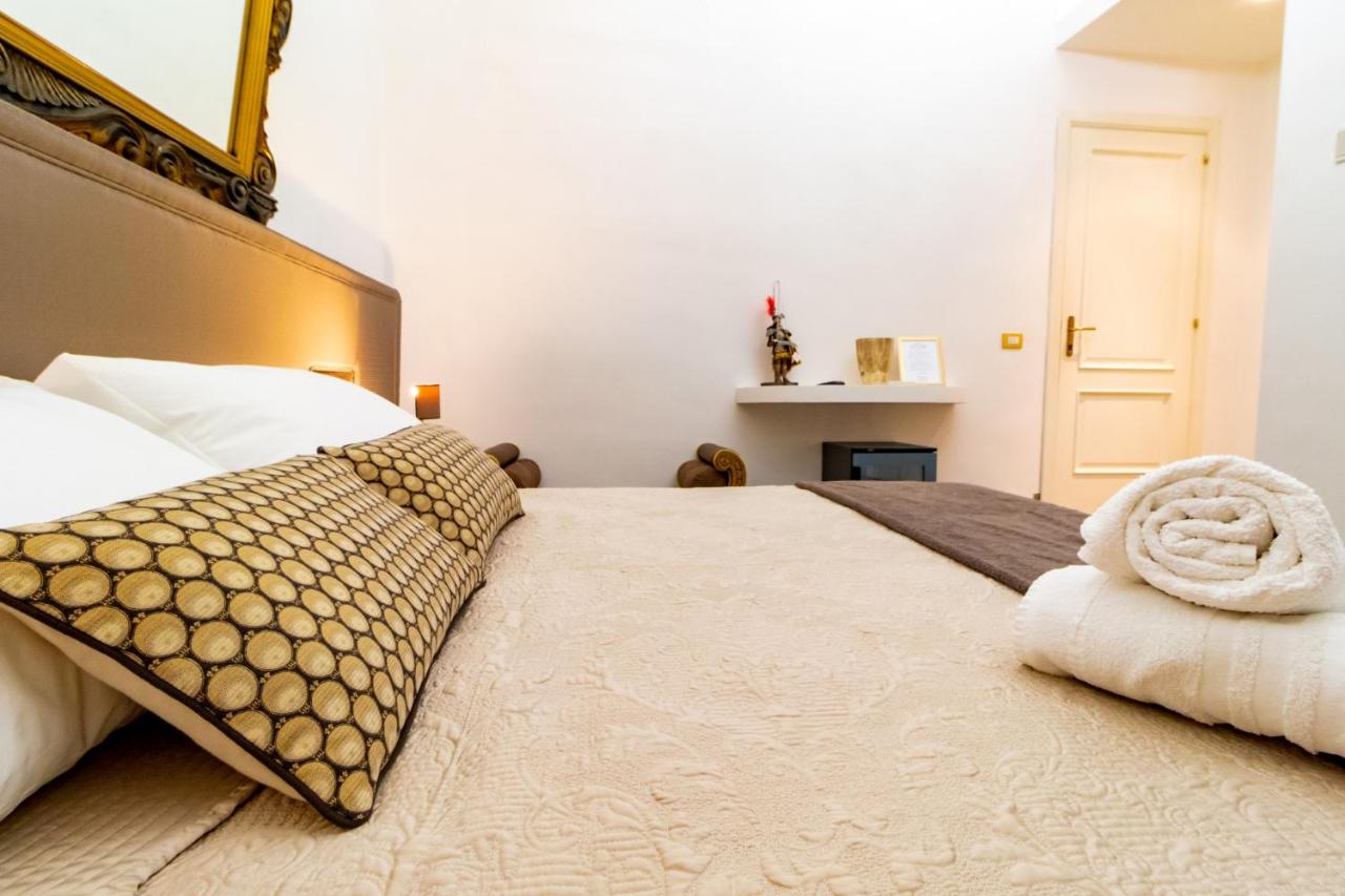 Zimmer mit Kingsize-Bett und Balkon