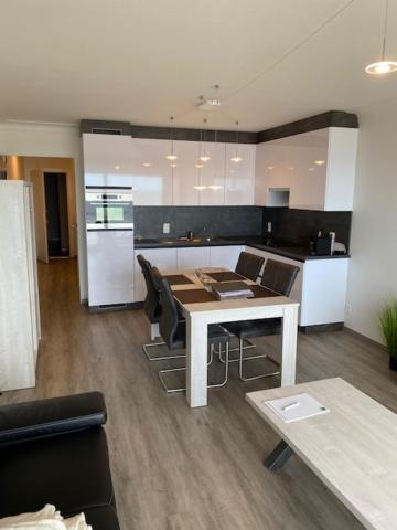 Studio 405 op zeedijk met frontaal zeezicht 4de verdiep - B&B