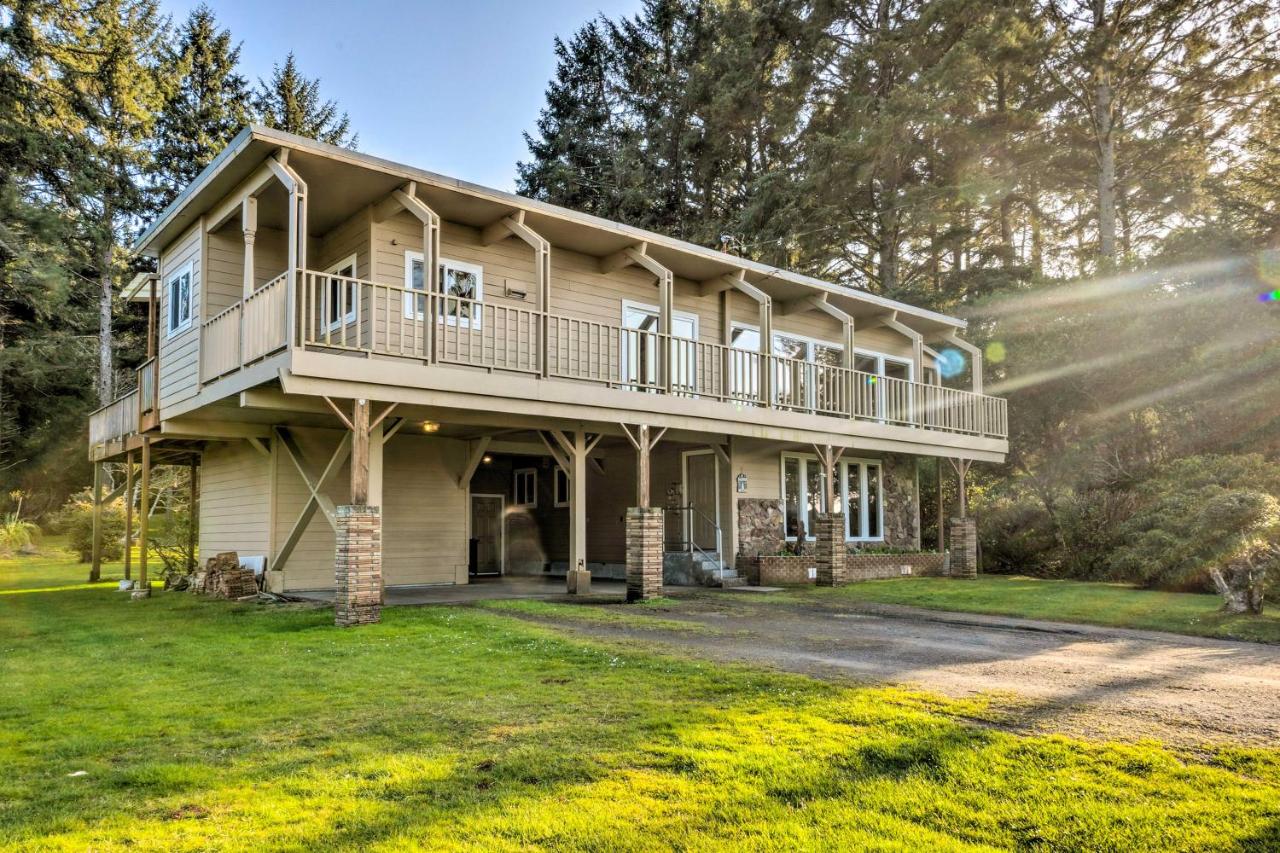 B&B Coos Bay - Spacious Home with Deck and Elevator Less Than 1 Mile to Coast - Bed and Breakfast Coos Bay