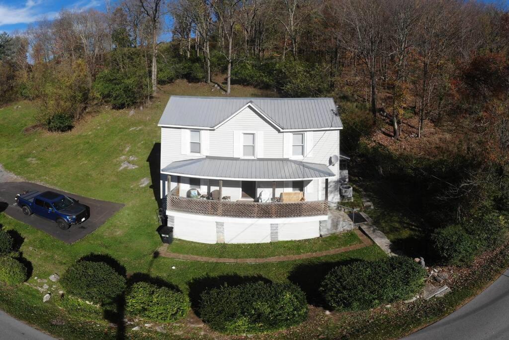 The Dragon's Den 5 bedroom house 1 mile to Main St - B&B Tazewell