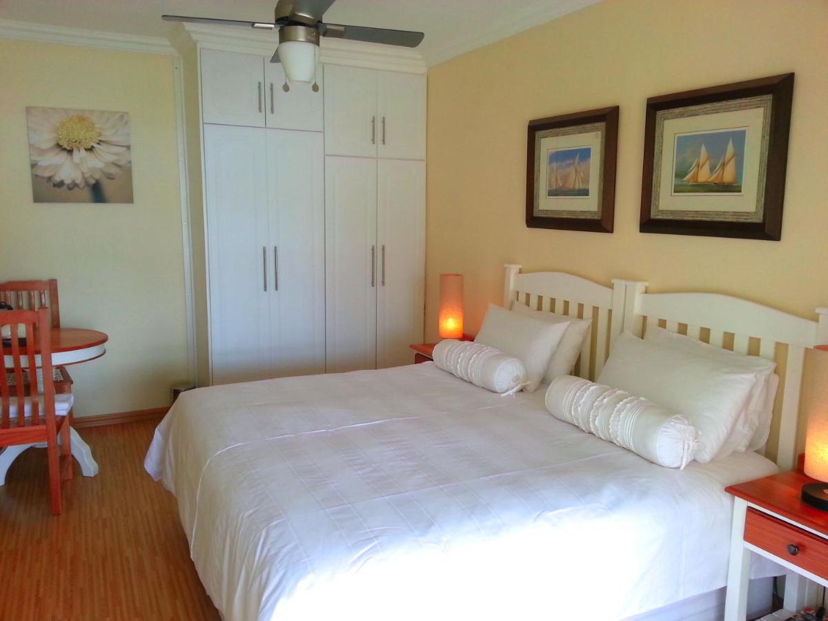 Habitación con cama extragrande.