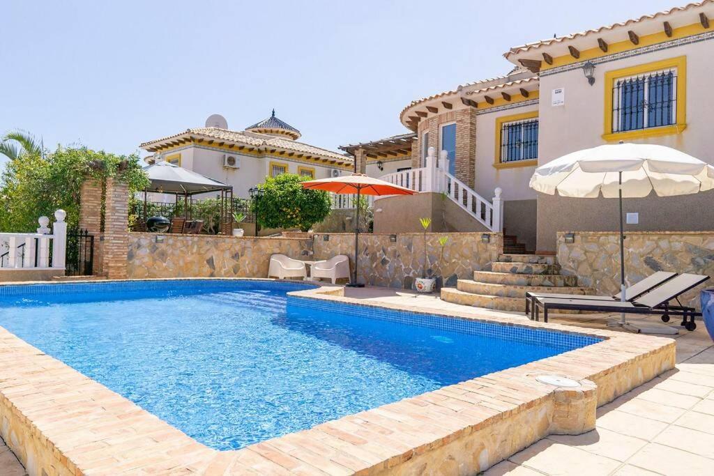 B&B Villamartin - Casa Lilly-Rose, a beautiful 3 bedroom detached villa a short walk to the Villamartin Plaza & Golf course - Bed and Breakfast Villamartin