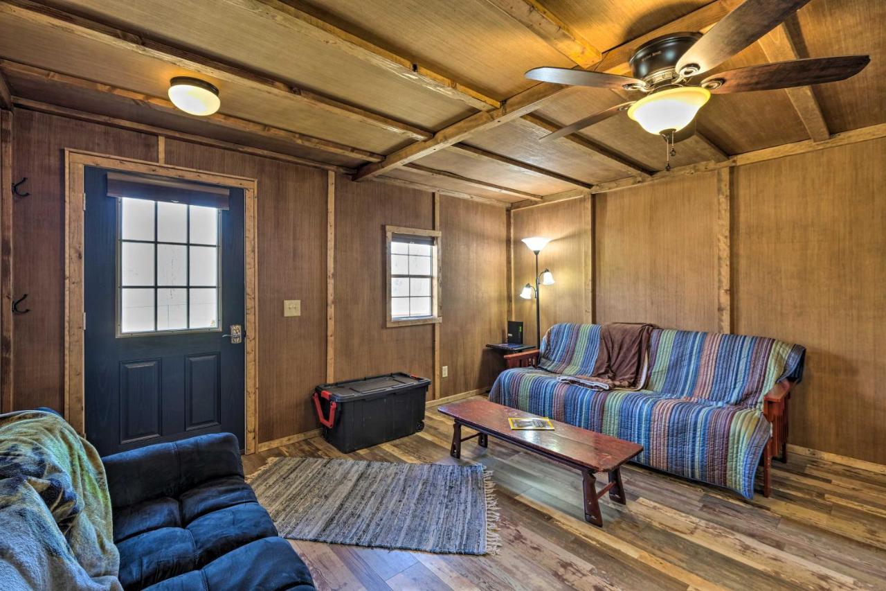 Cozy Cookson Cabin with Fire Pit 1 Mi to Lake! - Chambres d’hôtes Cookson
