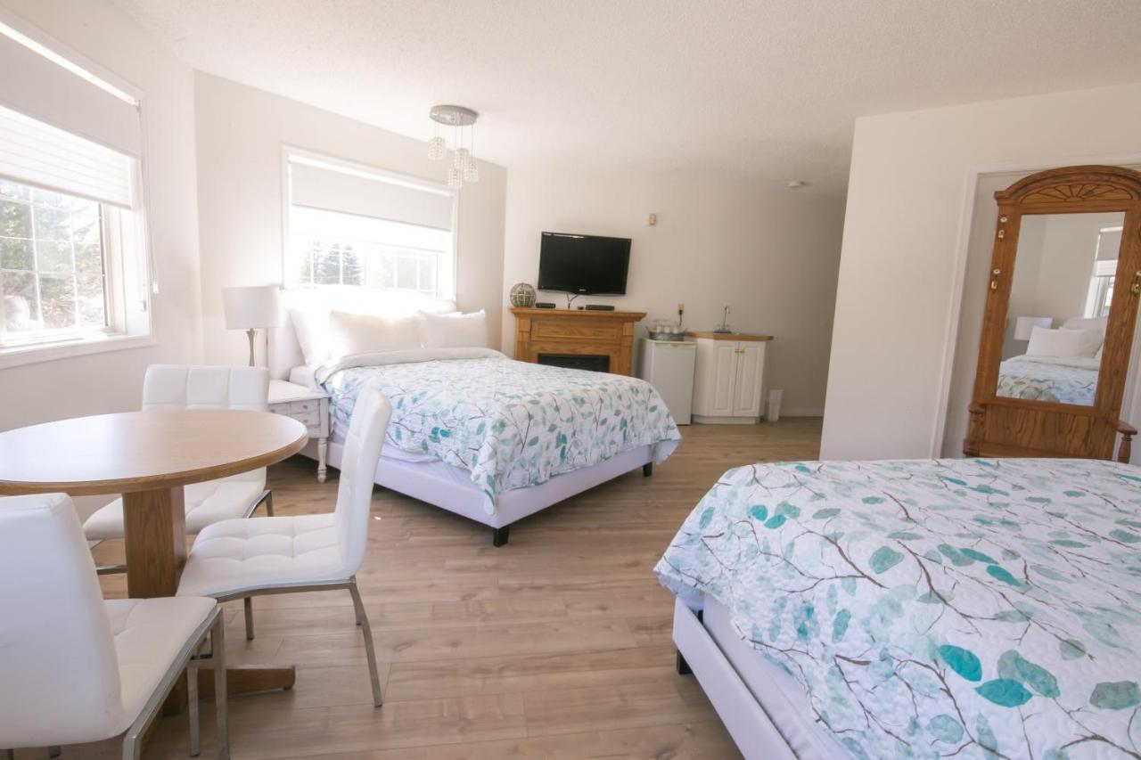 Deluxe Queen Room with Two Queen Beds - Purcell Room - Adults Only