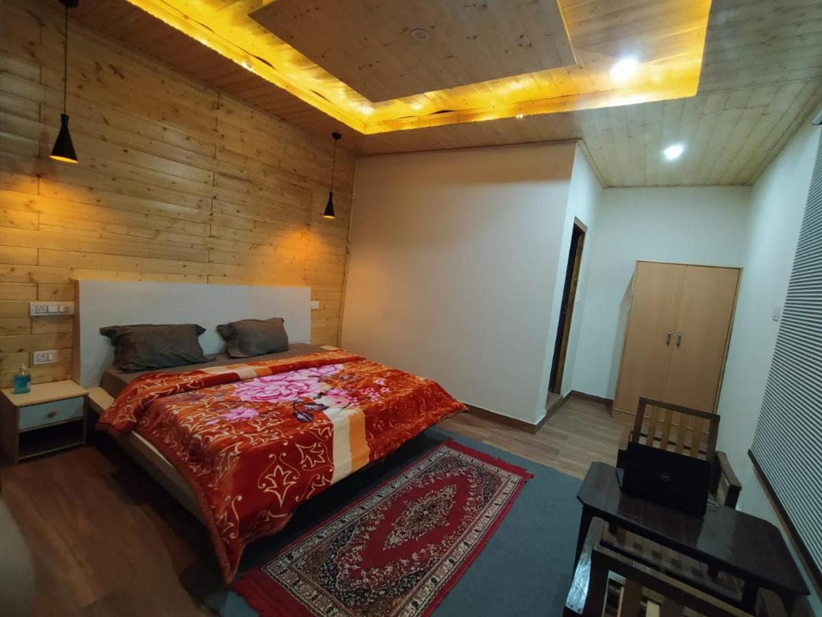 Habitación con cama extragrande y vistas a la montaña