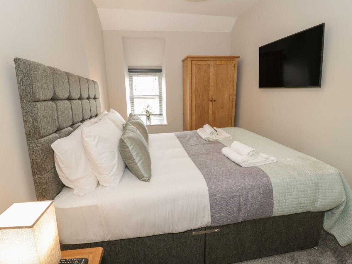 Deluxe Two-Bedroom Apartment with Garden View