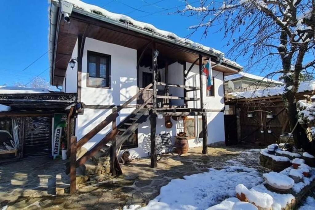 Guest House "Villa YANA" - Chambres d’hôtes Golyama Zhelyazna