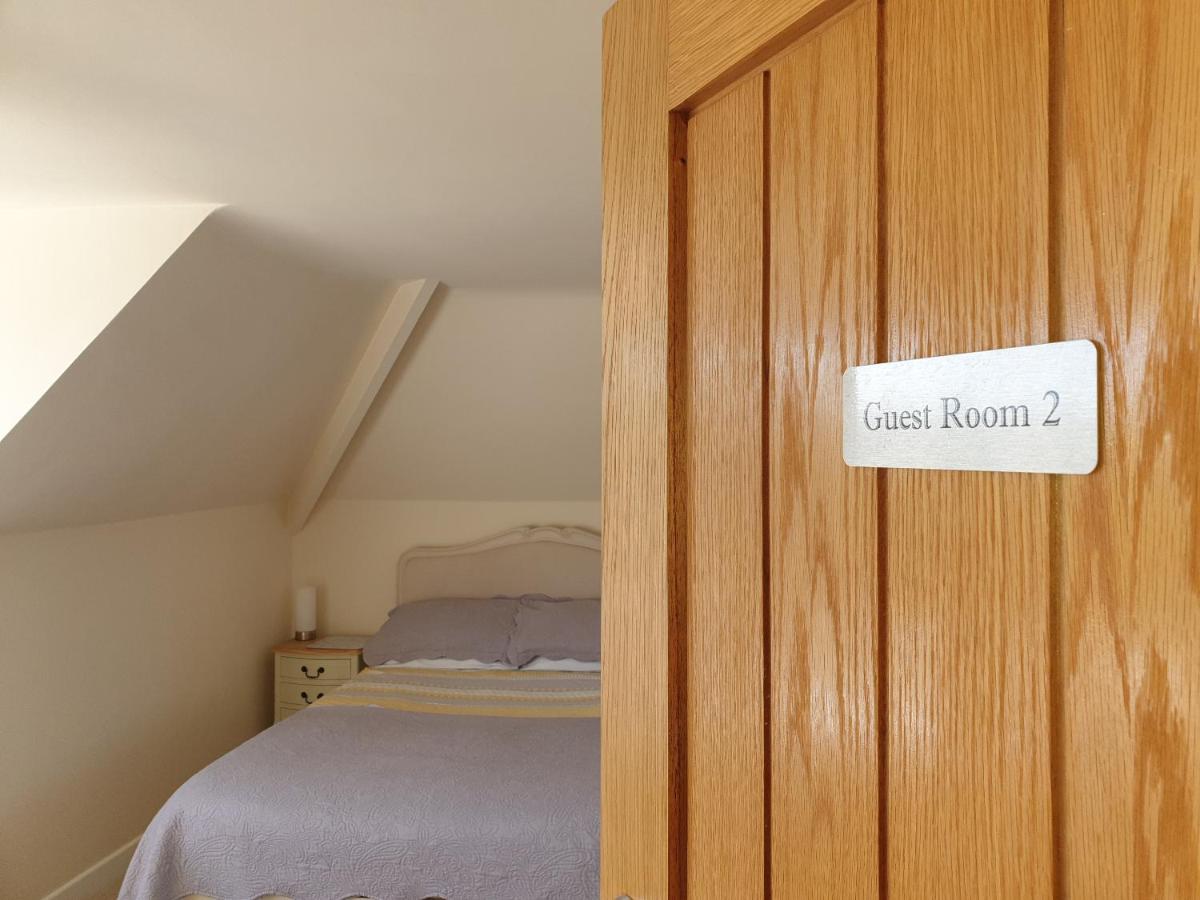 Zimmer mit Kingsize-Bett und Gartenblick.