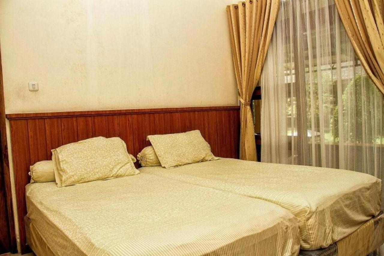 B&B Surakarta - Kartika Syariah Guest House - Bed and Breakfast Surakarta