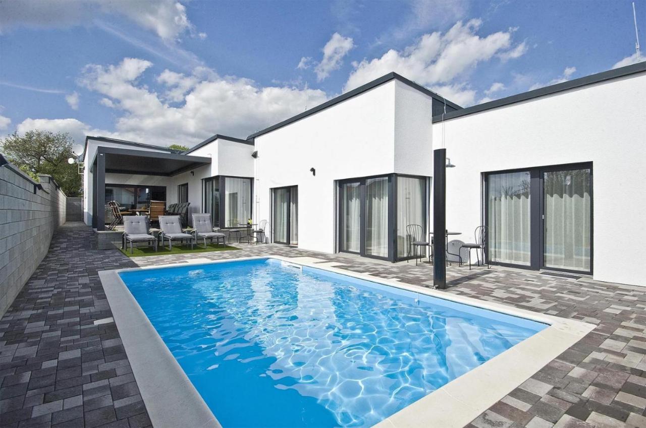 Apartment mit Poolblick