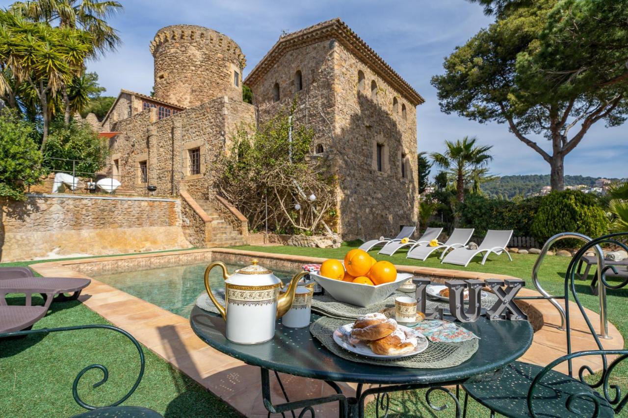 B&B Santa Susanna - Castillo Can Xirau, Propiedad Exclusiva con piscina & aircon - Bed and Breakfast Santa Susanna