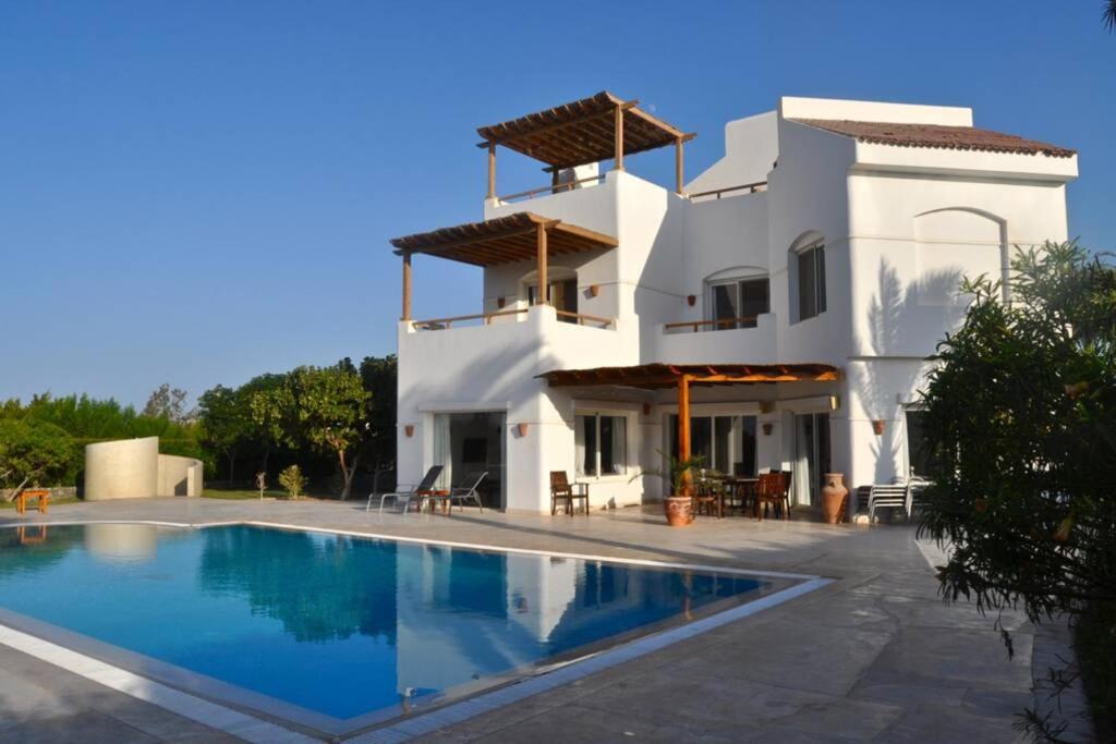 Villa with 5 bedrooms & 4 bathrooms - private heated pool - B&B