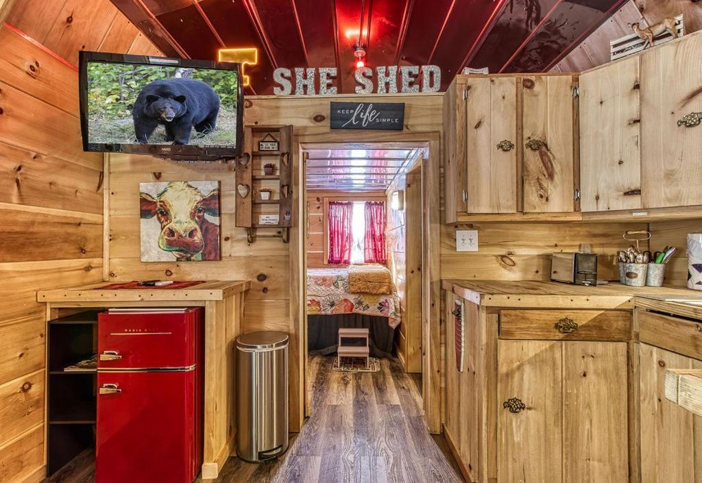 The Tiny Barn, 1089 FREE tickets each paid day, Dollywood and More - B&B