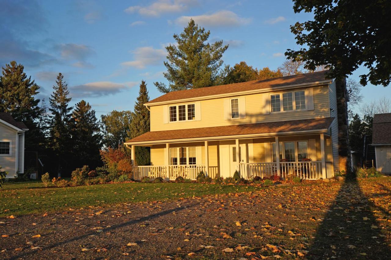 Arrowstone Farmhouse in Historic Old Town - B&B Niagara-on-the-Lake