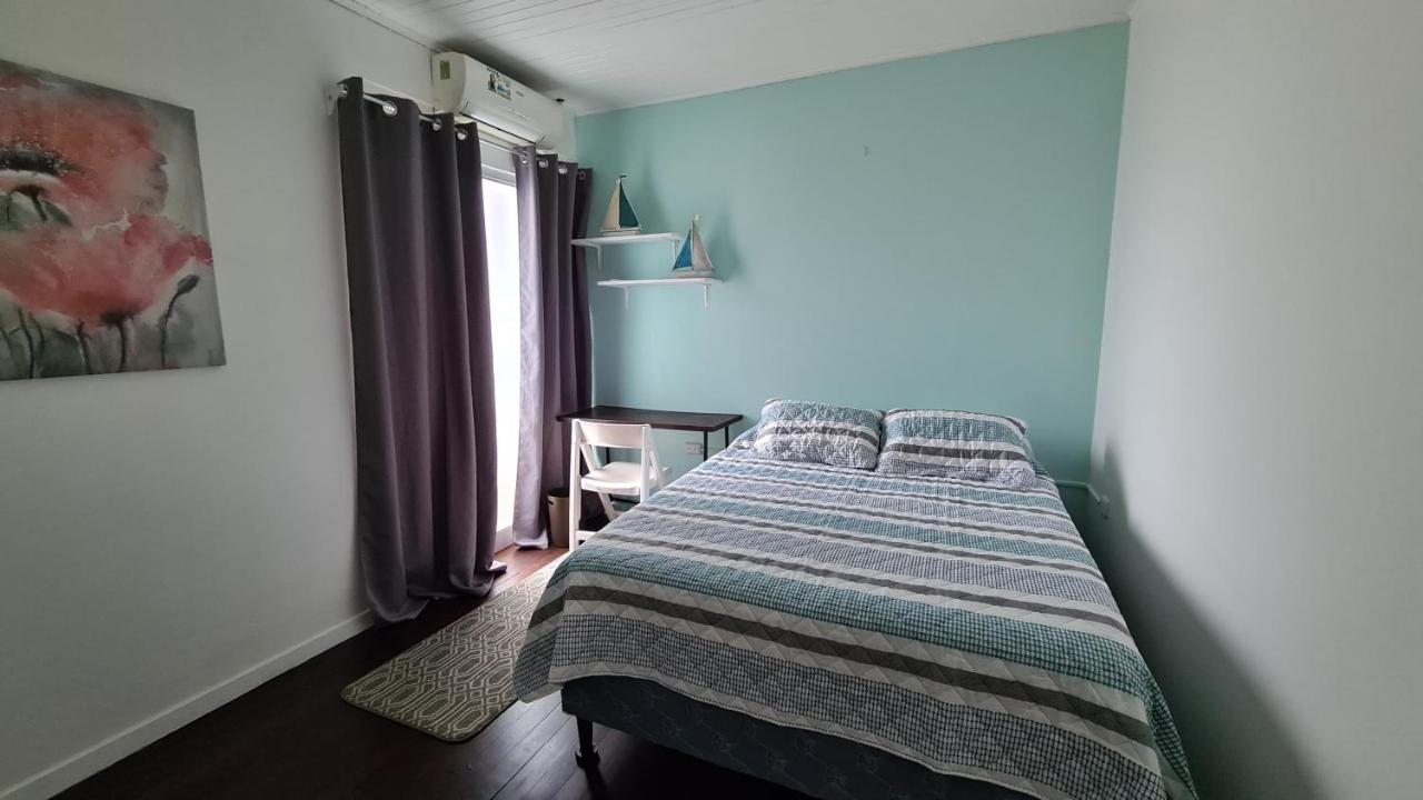 Kamer met Queensize Bed en Gedeelde Badkamer