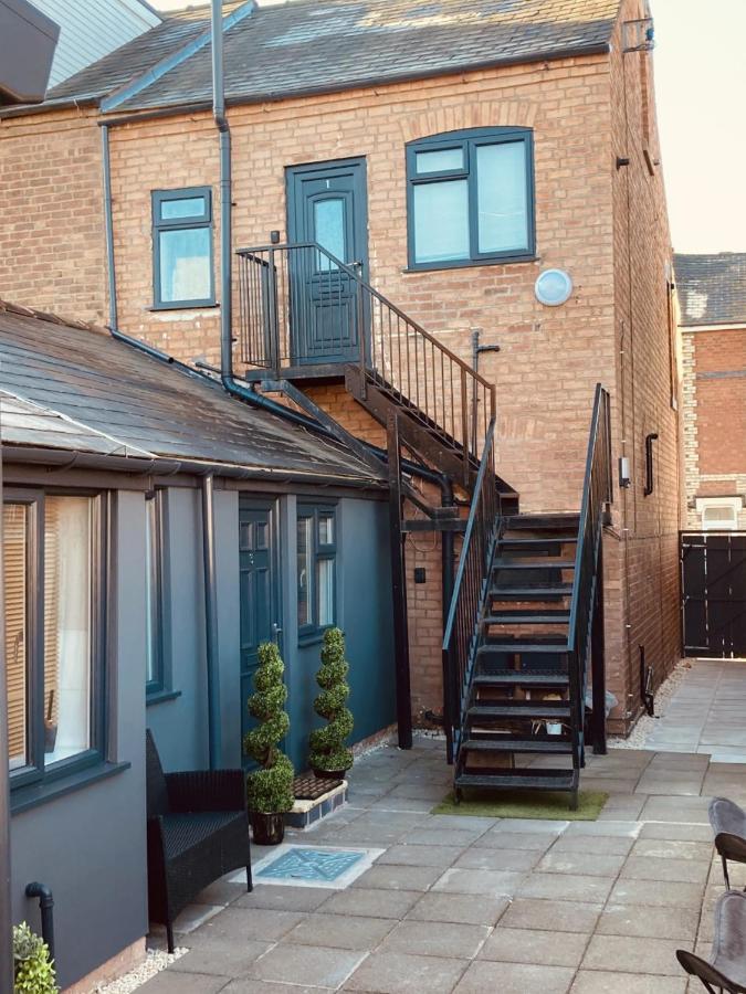 3 Entire Stunning & Cosy Apartments in same property, 4 Double Bedrooms, 3 Bathrooms, 3 Kitchens, Terrace - B&B Kidderminster