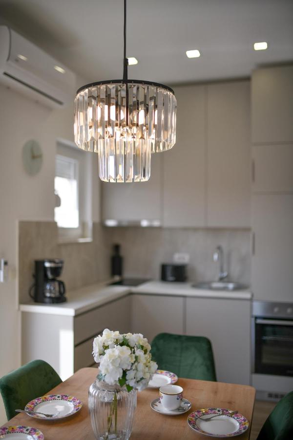 Modern holiday apartment "Libra" with swimming pool - B&B Posedarje