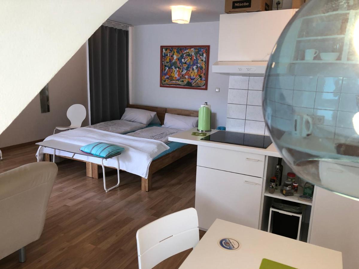 Estudio con balcón