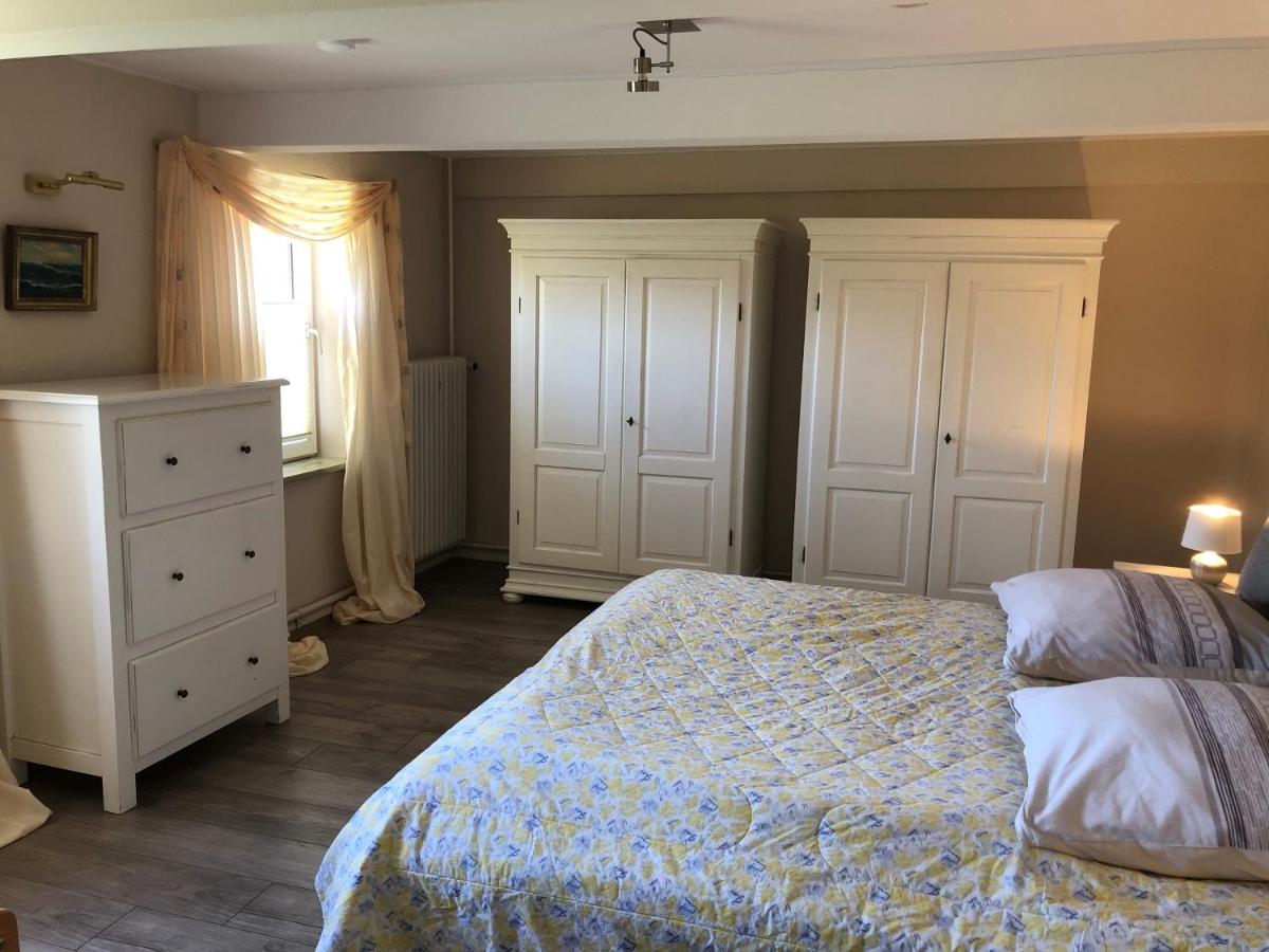 Großzügiges Reetdachhaus an der Nordsee - B&B Langenhorn