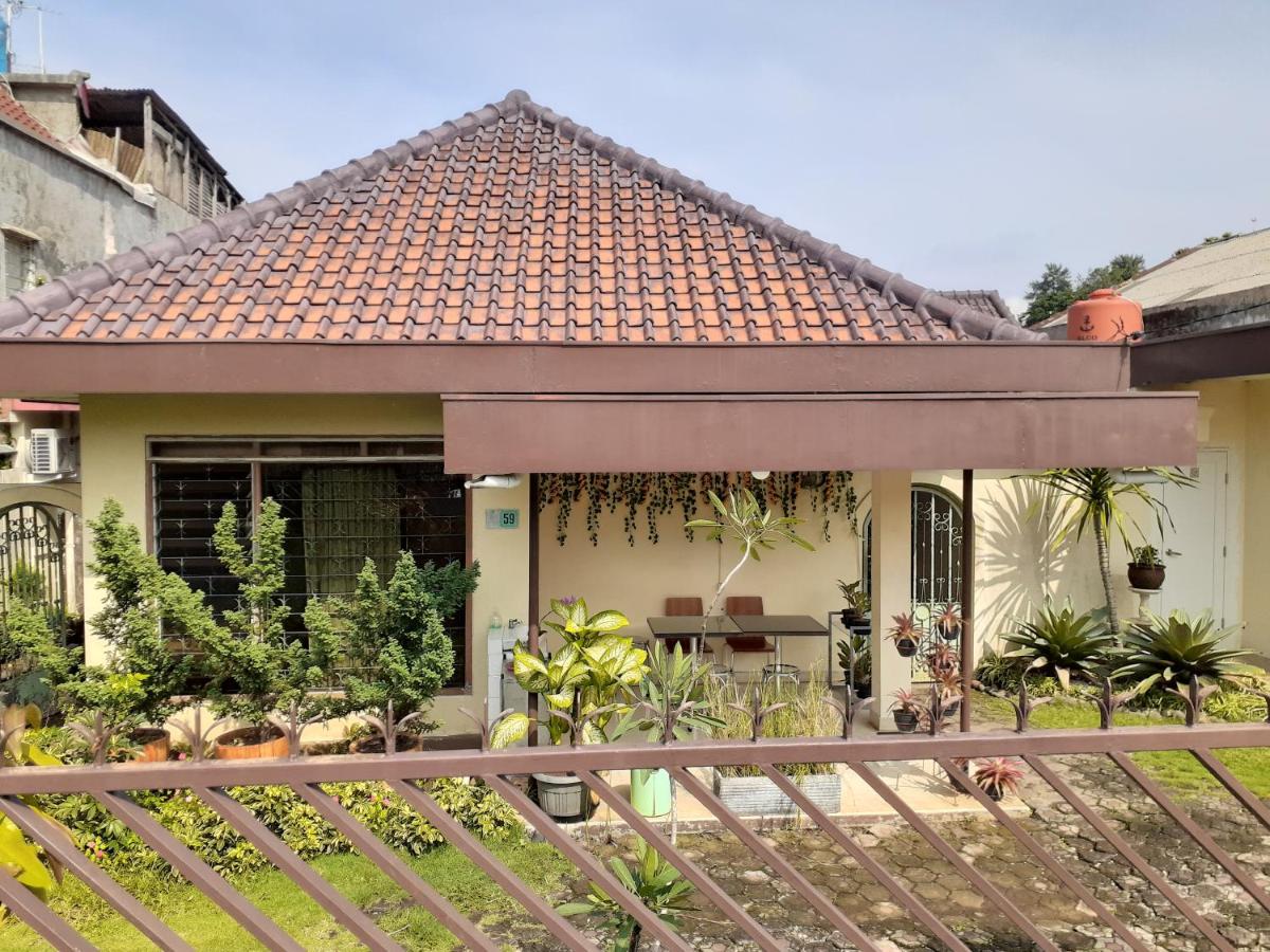 GIO Guesthouse Bogor - Chambres d’hôtes