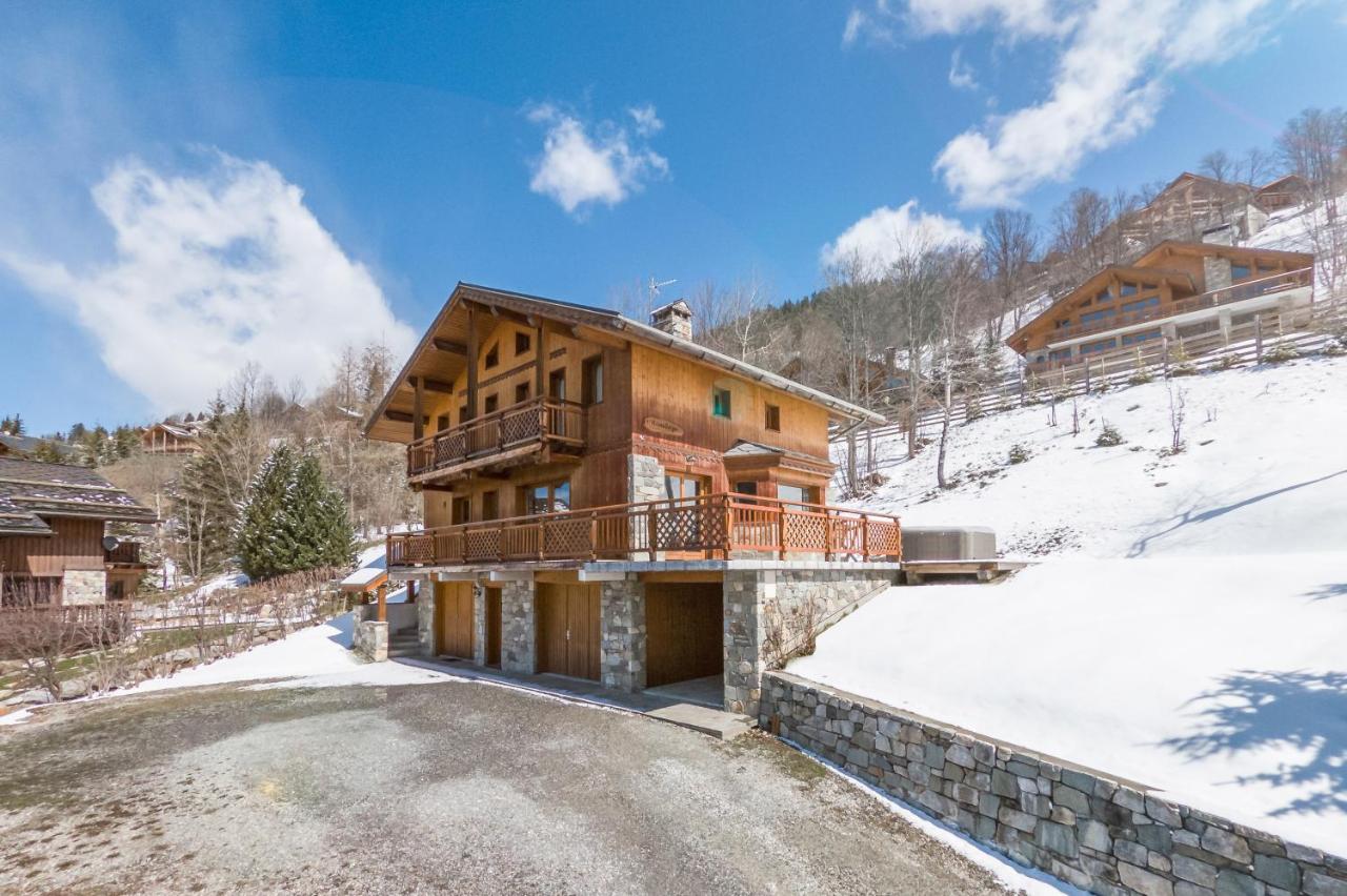 Chalet Himalaya , 10 Person Chalet with 5 ensuite bedrooms and outdoor jacuzzi in Meribel Centre - B&B