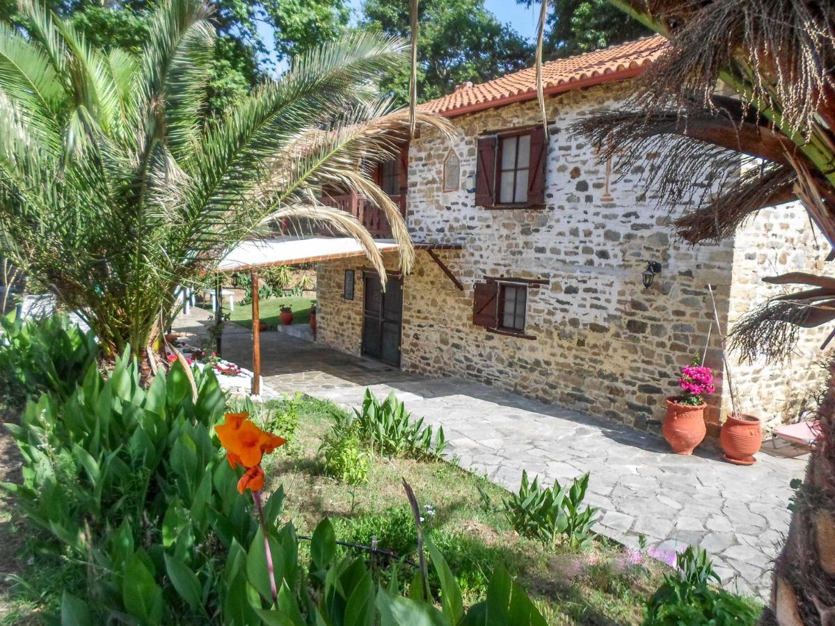Wonderful stone house infront of the sea. - B&B