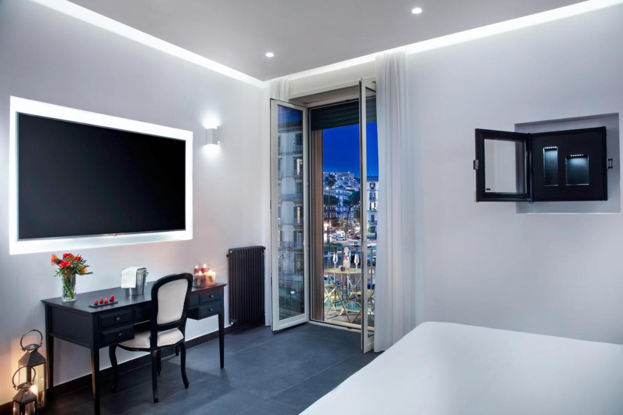 Habitación con cama extragrande y balcón