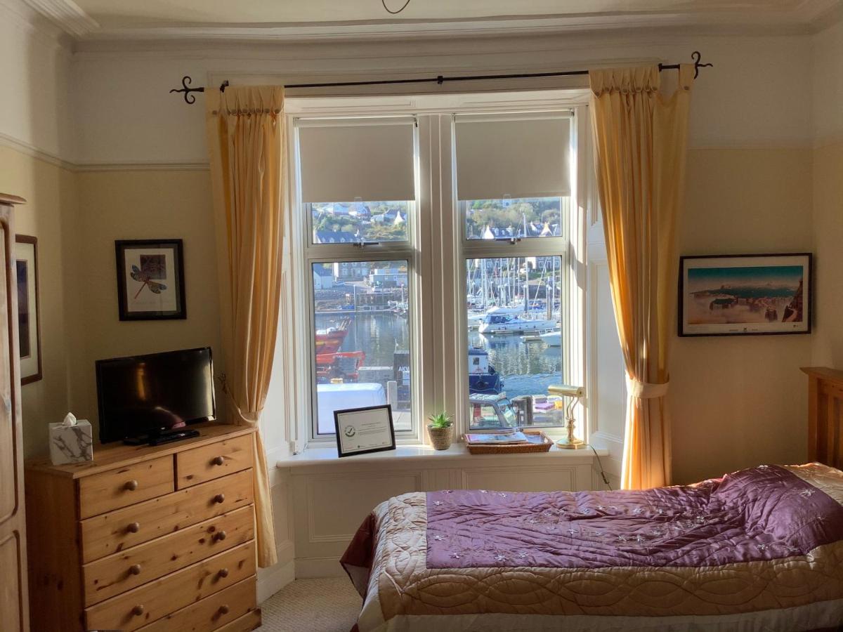 Tweepersoonskamer met 2 Aparte Bedden en Eigen Badkamer