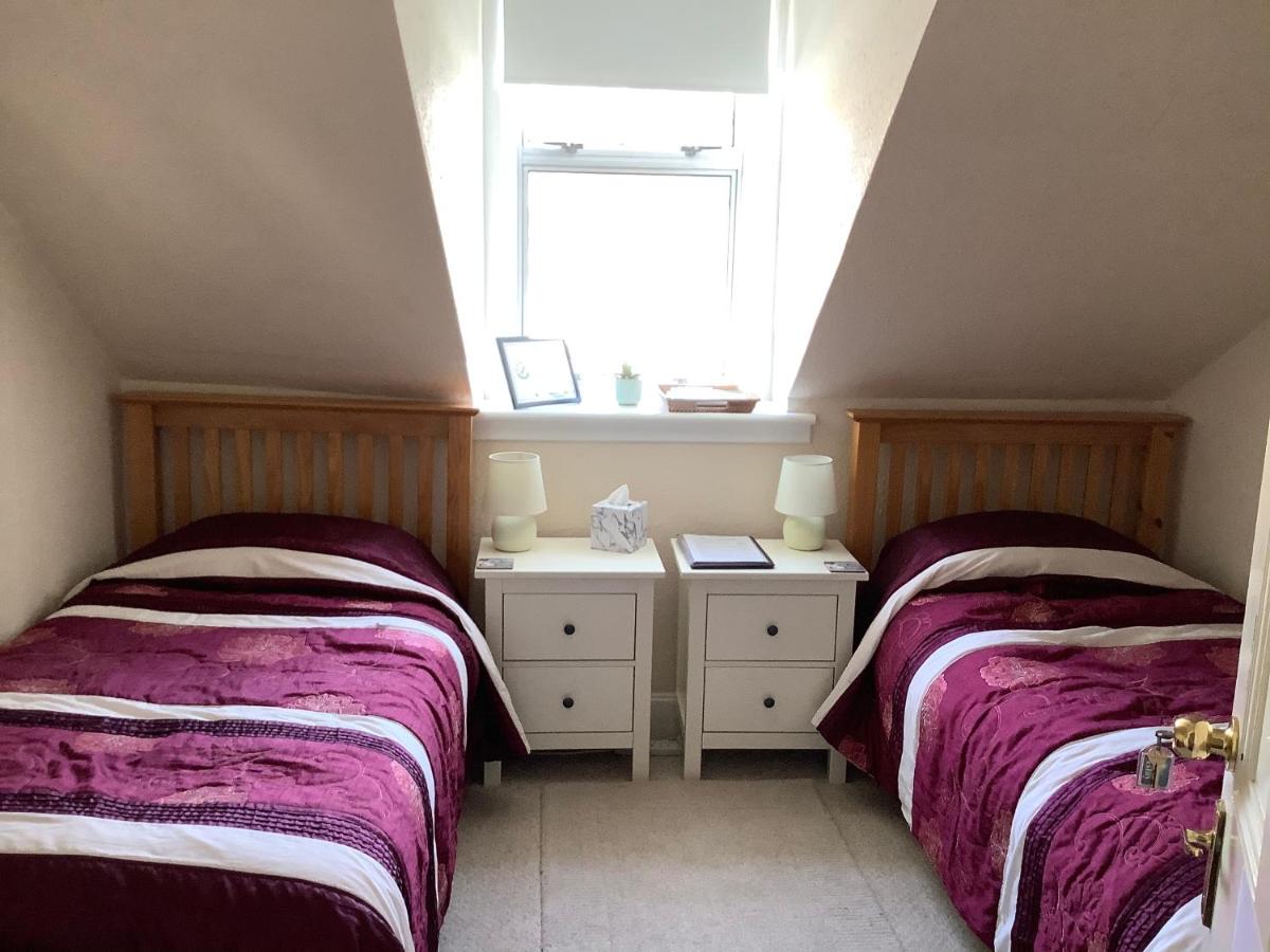 Tweepersoonskamer met 2 Aparte Bedden en Badkamer