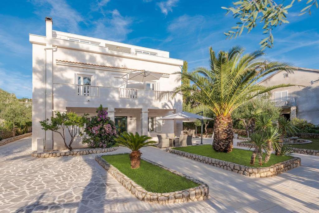Villa Bella with pool - B&B