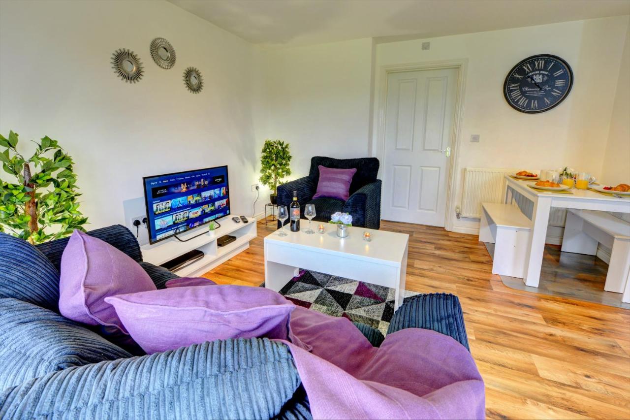 B&B Coventry - 2-BR Apartment, En-suite, Allocated Parking, next to Playground - Bed and Breakfast Coventry